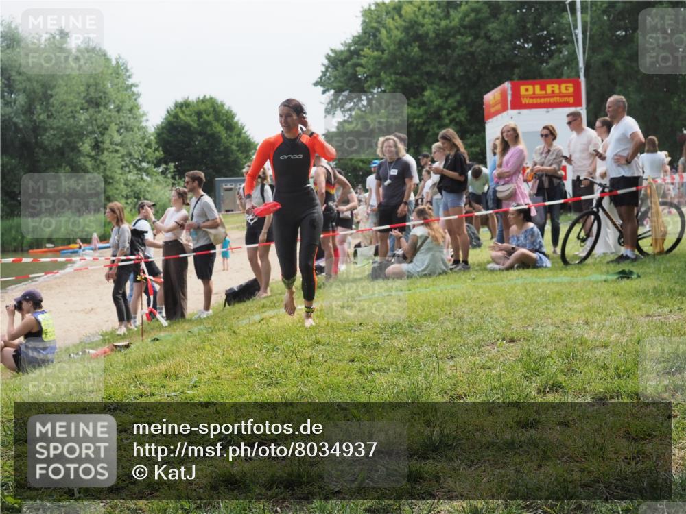 15.06.2025 - 27. Vierlanden-Triathlon KatJ http://msf.ph/oto/8034937 15.06.2025 11:19:24 Schwimmen 878, 901, 923 meine-sportfotos.de