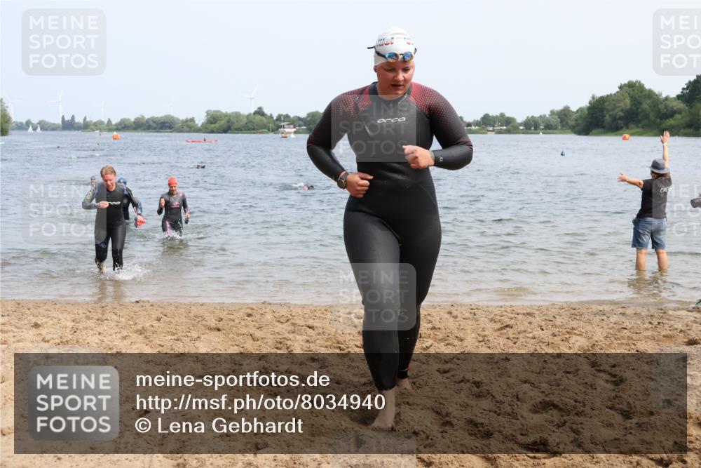 15.06.2025 - 27. Vierlanden-Triathlon Lena Gebhardt http://msf.ph/oto/8034940 15.06.2025 11:20:45 Schwimmen 879, 892, 918, 924, 936, 941, 1400 meine-sportfotos.de