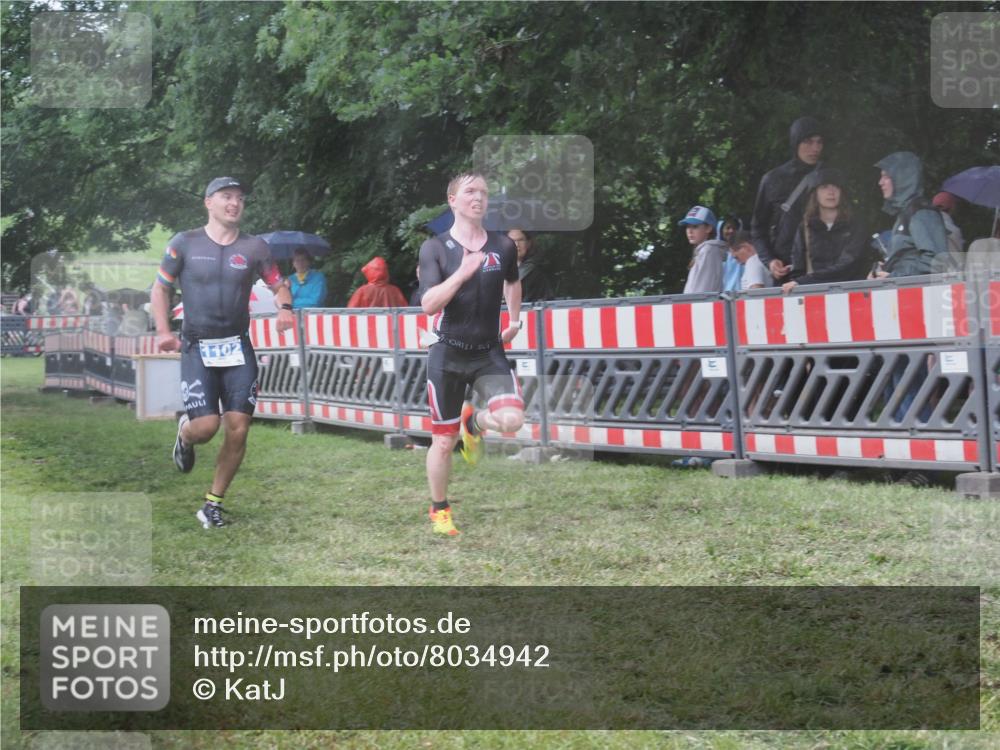 21.06.2025 - 27. Vierlanden-Triathlon KatJ http://msf.ph/oto/8034942 15.06.2025 13:50:08 Ziel 1102, 1126, 1160 meine-sportfotos.de