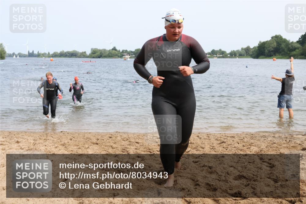 15.06.2025 - 27. Vierlanden-Triathlon Lena Gebhardt http://msf.ph/oto/8034943 15.06.2025 11:20:45 Schwimmen 879, 892, 918, 924, 936, 941, 1400 meine-sportfotos.de