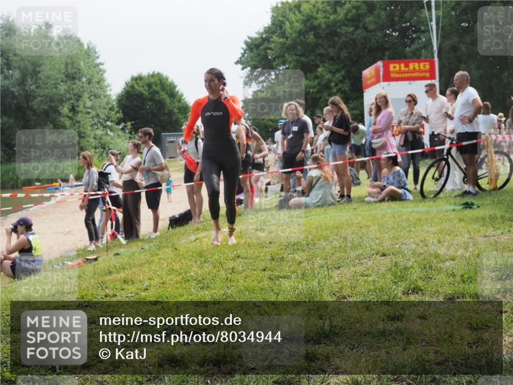15.06.2025 - 27. Vierlanden-Triathlon KatJ http://msf.ph/oto/8034944 15.06.2025 11:19:24 Schwimmen 878, 901, 923 meine-sportfotos.de