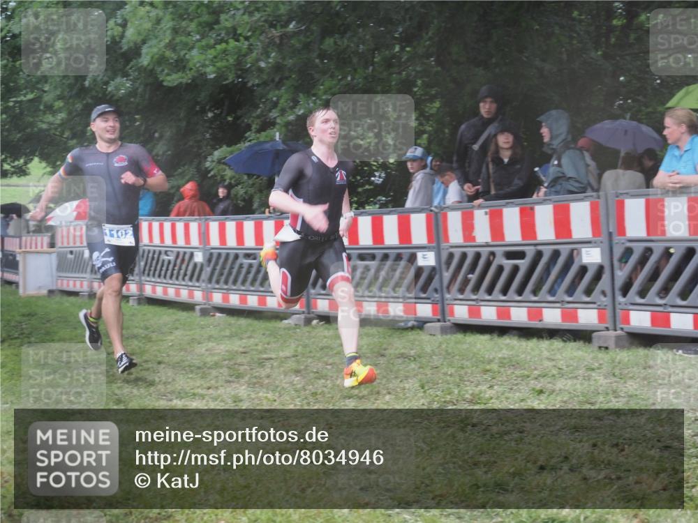 21.06.2025 - 27. Vierlanden-Triathlon KatJ http://msf.ph/oto/8034946 15.06.2025 13:50:08 Ziel 1102, 1126, 1160 meine-sportfotos.de