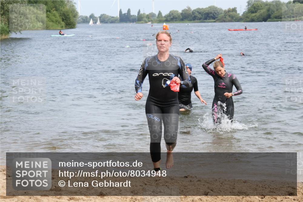 15.06.2025 - 27. Vierlanden-Triathlon Lena Gebhardt http://msf.ph/oto/8034948 15.06.2025 11:20:46 Schwimmen 879, 892, 918, 924, 936, 941, 1400 meine-sportfotos.de