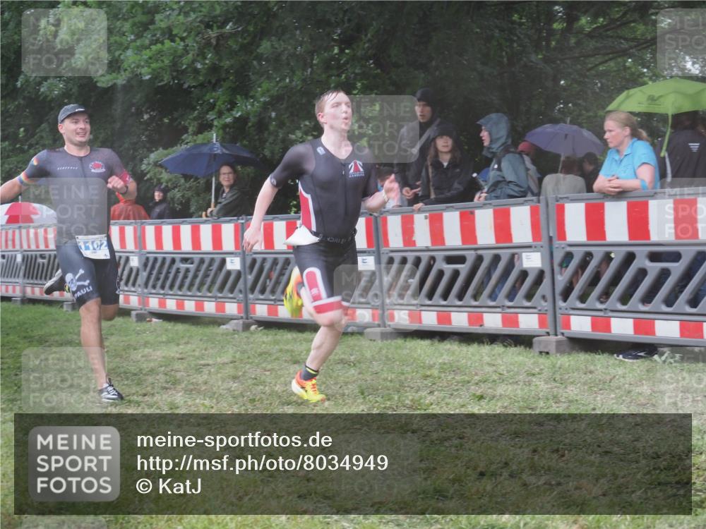 21.06.2025 - 27. Vierlanden-Triathlon KatJ http://msf.ph/oto/8034949 15.06.2025 13:50:08 Ziel 1102, 1126, 1160 meine-sportfotos.de