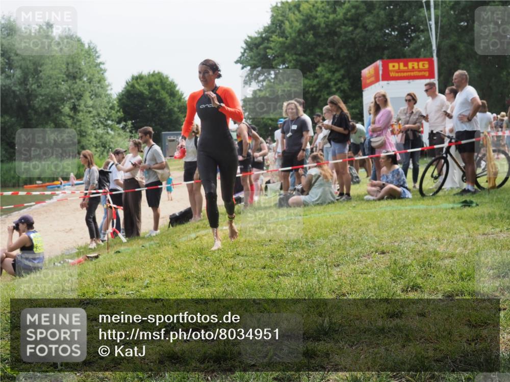15.06.2025 - 27. Vierlanden-Triathlon KatJ http://msf.ph/oto/8034951 15.06.2025 11:19:24 Schwimmen 878, 901, 923 meine-sportfotos.de