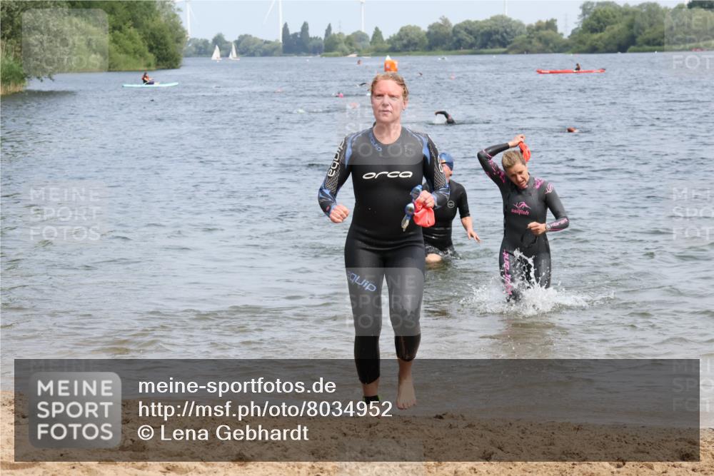 15.06.2025 - 27. Vierlanden-Triathlon Lena Gebhardt http://msf.ph/oto/8034952 15.06.2025 11:20:46 Schwimmen 879, 892, 918, 924, 936, 941, 1400 meine-sportfotos.de