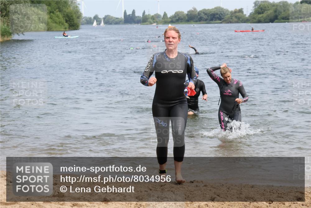 15.06.2025 - 27. Vierlanden-Triathlon Lena Gebhardt http://msf.ph/oto/8034956 15.06.2025 11:20:46 Schwimmen 879, 892, 918, 924, 936, 941, 1400 meine-sportfotos.de