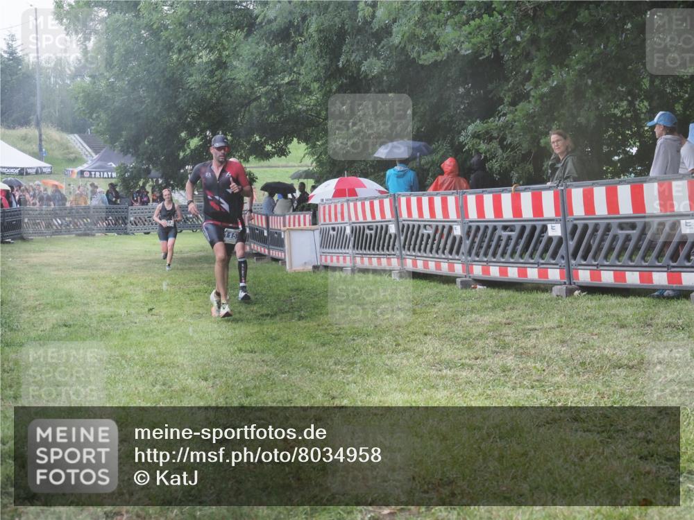 21.06.2025 - 27. Vierlanden-Triathlon KatJ http://msf.ph/oto/8034958 15.06.2025 13:50:27 Ziel 123, 933, 1157 meine-sportfotos.de