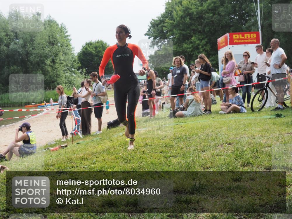 15.06.2025 - 27. Vierlanden-Triathlon KatJ http://msf.ph/oto/8034960 15.06.2025 11:19:24 Schwimmen 878, 901, 923 meine-sportfotos.de