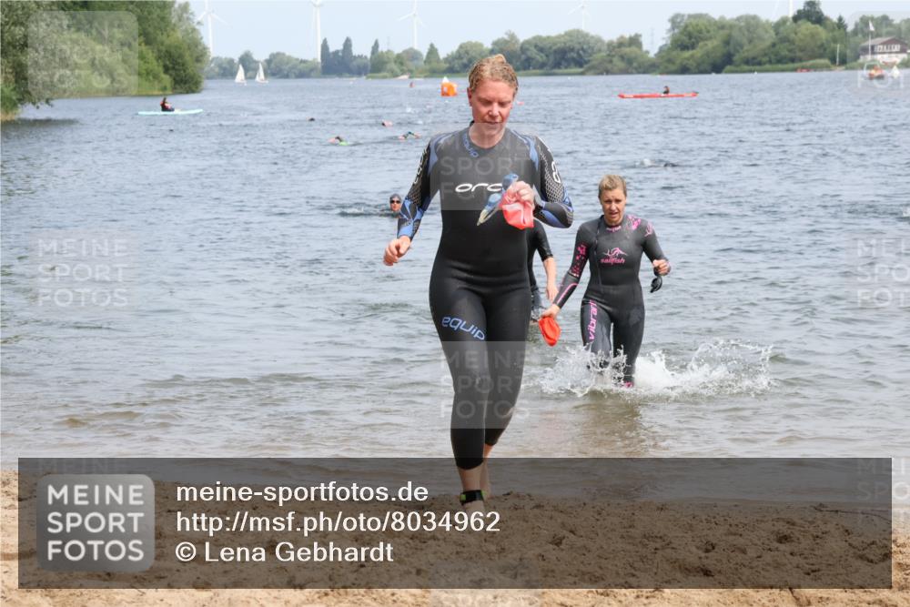 15.06.2025 - 27. Vierlanden-Triathlon Lena Gebhardt http://msf.ph/oto/8034962 15.06.2025 11:20:47 Schwimmen 879, 892, 918, 924, 936, 941, 965, 1400 meine-sportfotos.de