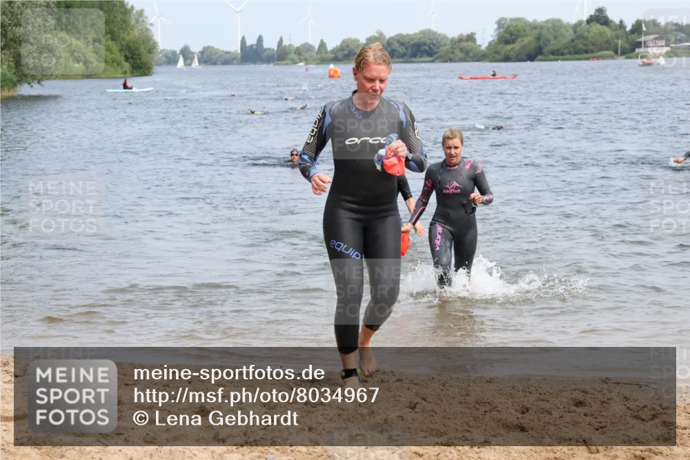 15.06.2025 - 27. Vierlanden-Triathlon Lena Gebhardt http://msf.ph/oto/8034967 15.06.2025 11:20:47 Schwimmen 879, 892, 918, 924, 936, 941, 965, 1400 meine-sportfotos.de