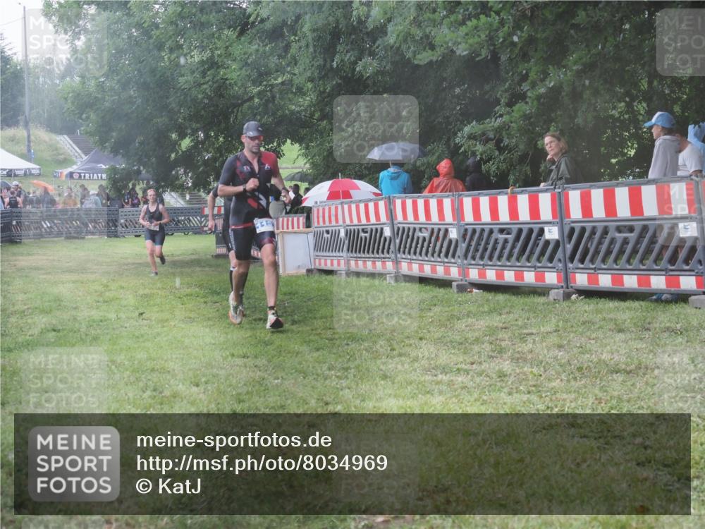 21.06.2025 - 27. Vierlanden-Triathlon KatJ http://msf.ph/oto/8034969 15.06.2025 13:50:28 Ziel 123, 933, 1157 meine-sportfotos.de