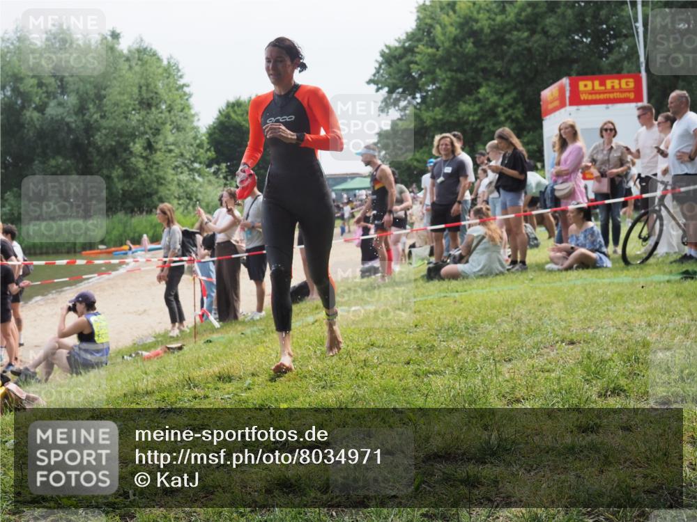 15.06.2025 - 27. Vierlanden-Triathlon KatJ http://msf.ph/oto/8034971 15.06.2025 11:19:24 Schwimmen 878, 901, 923 meine-sportfotos.de