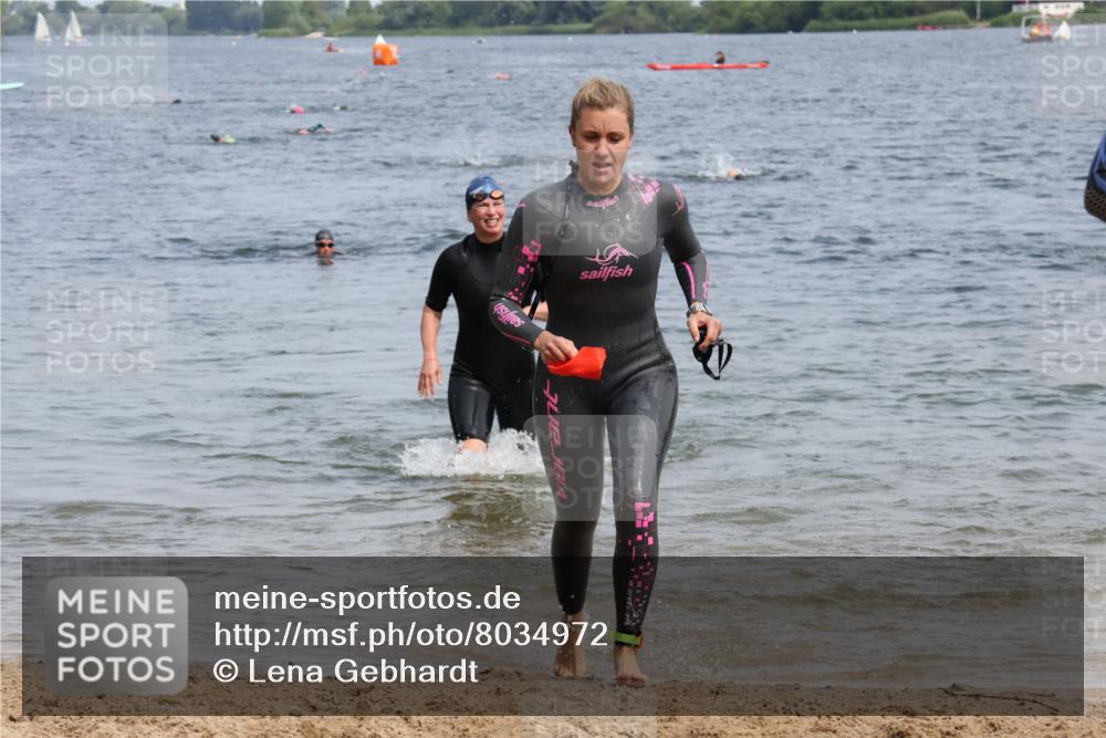 15.06.2025 - 27. Vierlanden-Triathlon Lena Gebhardt http://msf.ph/oto/8034972 15.06.2025 11:20:49 Schwimmen 879, 892, 918, 924, 936, 941, 965, 1400 meine-sportfotos.de