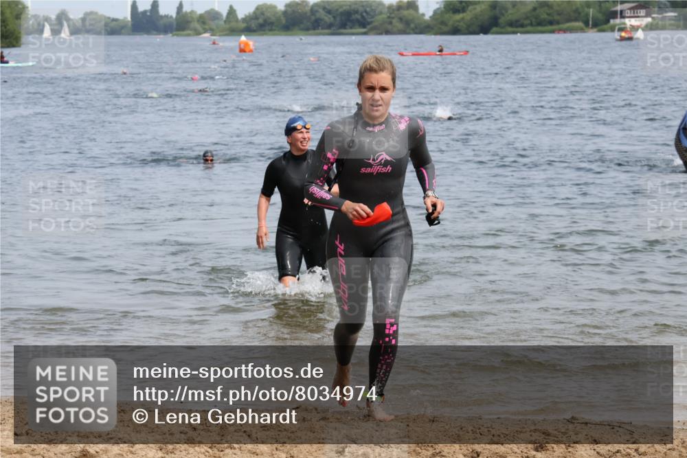 15.06.2025 - 27. Vierlanden-Triathlon Lena Gebhardt http://msf.ph/oto/8034974 15.06.2025 11:20:49 Schwimmen 879, 892, 918, 924, 936, 941, 965, 1400 meine-sportfotos.de