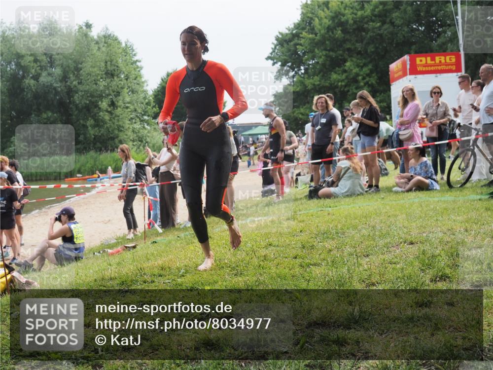15.06.2025 - 27. Vierlanden-Triathlon KatJ http://msf.ph/oto/8034977 15.06.2025 11:19:25 Schwimmen 875, 878, 901, 923 meine-sportfotos.de