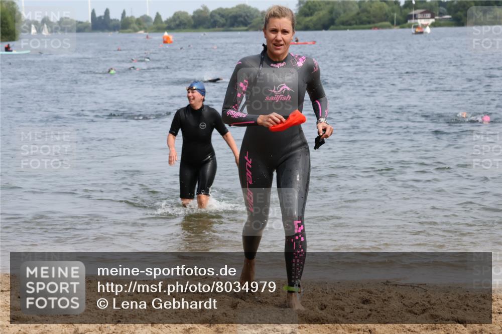 15.06.2025 - 27. Vierlanden-Triathlon Lena Gebhardt http://msf.ph/oto/8034979 15.06.2025 11:20:50 Schwimmen 879, 892, 918, 924, 936, 941, 965, 1400 meine-sportfotos.de