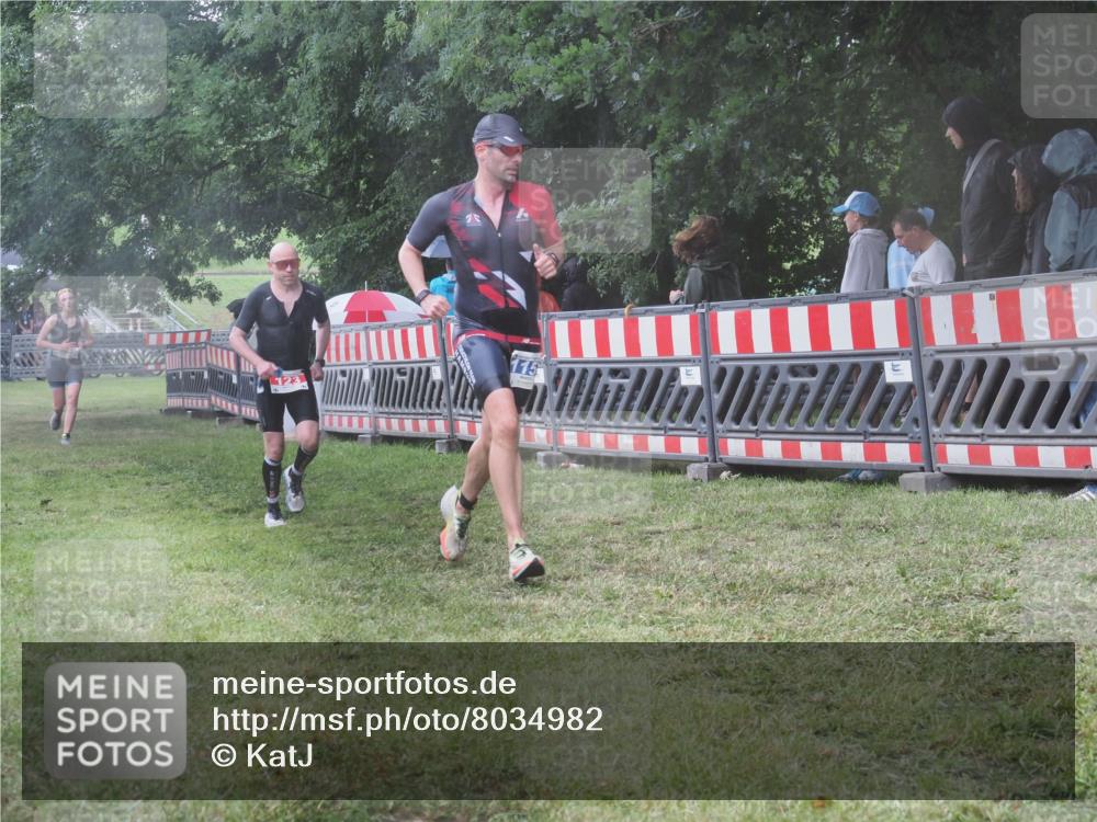21.06.2025 - 27. Vierlanden-Triathlon KatJ http://msf.ph/oto/8034982 15.06.2025 13:50:29 Ziel 123, 933, 1157 meine-sportfotos.de