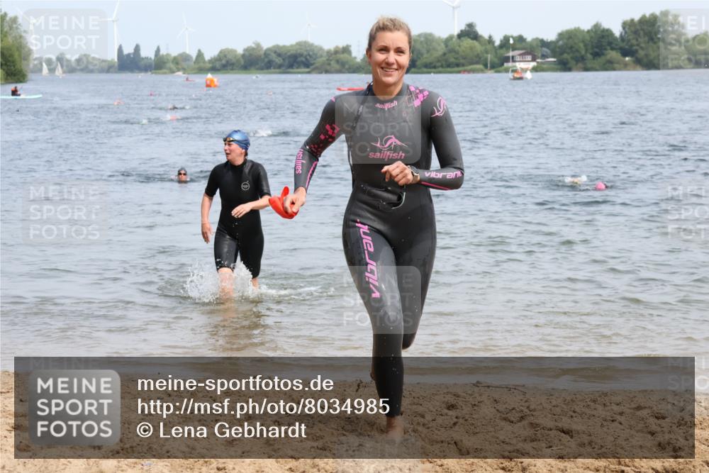 15.06.2025 - 27. Vierlanden-Triathlon Lena Gebhardt http://msf.ph/oto/8034985 15.06.2025 11:20:50 Schwimmen 879, 892, 918, 924, 936, 941, 965, 1400 meine-sportfotos.de