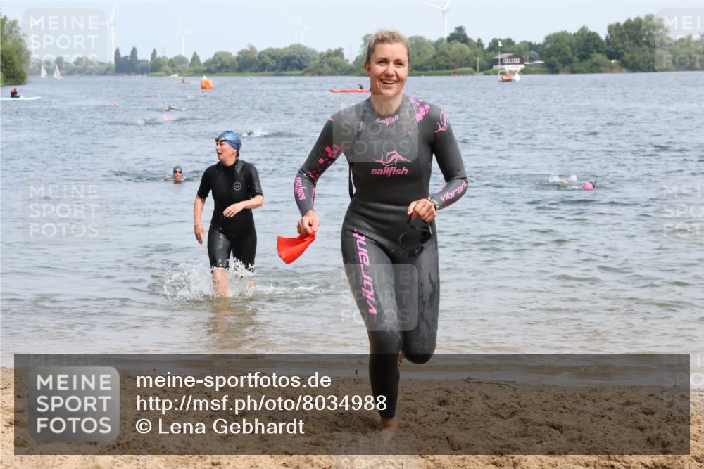 15.06.2025 - 27. Vierlanden-Triathlon Lena Gebhardt http://msf.ph/oto/8034988 15.06.2025 11:20:50 Schwimmen 879, 892, 918, 924, 936, 941, 965, 1400 meine-sportfotos.de