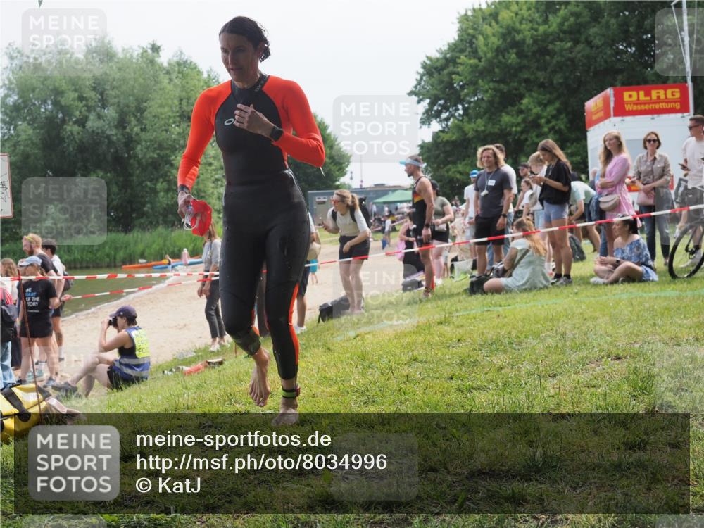 15.06.2025 - 27. Vierlanden-Triathlon KatJ http://msf.ph/oto/8034996 15.06.2025 11:19:25 Schwimmen 875, 878, 901, 923 meine-sportfotos.de