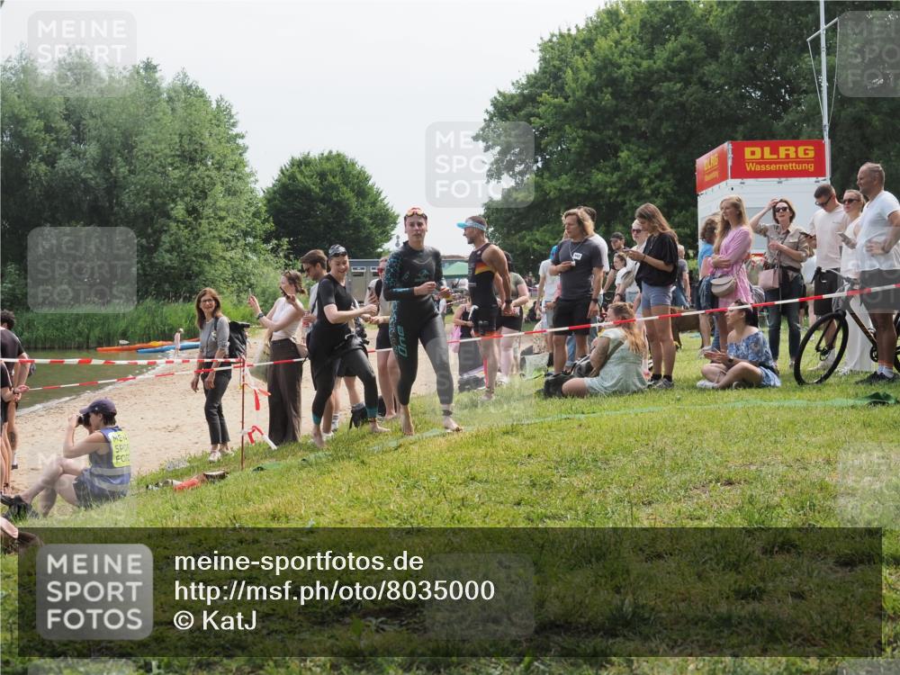 15.06.2025 - 27. Vierlanden-Triathlon KatJ http://msf.ph/oto/8035000 15.06.2025 11:19:28 Schwimmen 875, 878, 901, 923 meine-sportfotos.de