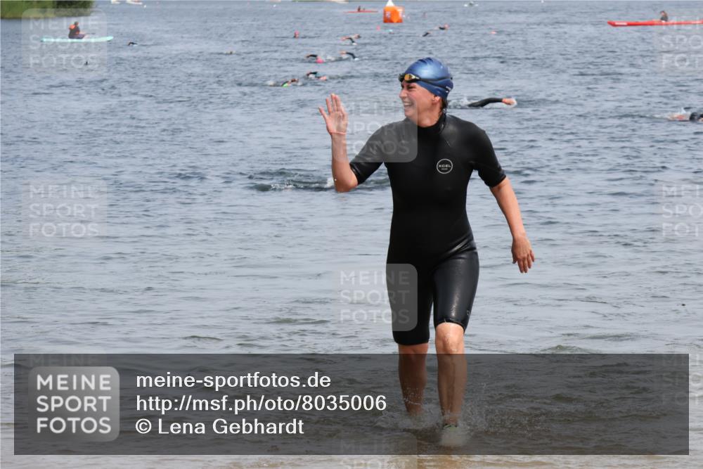 15.06.2025 - 27. Vierlanden-Triathlon Lena Gebhardt http://msf.ph/oto/8035006 15.06.2025 11:20:52 Schwimmen 879, 892, 918, 924, 936, 941, 965 meine-sportfotos.de