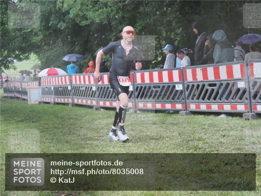 21.06.2025 - 27. Vierlanden-Triathlon KatJ http://msf.ph/oto/8035008 15.06.2025 13:50:31 Ziel 123, 933, 1101 meine-sportfotos.de