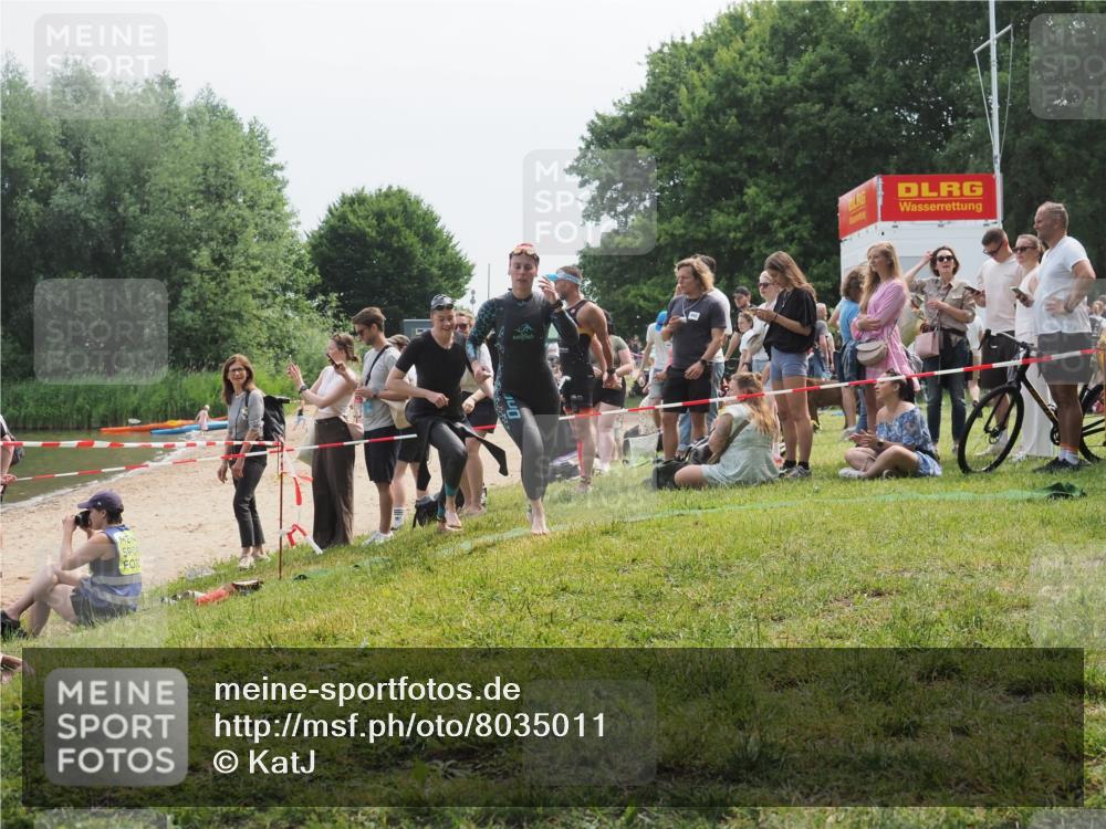 15.06.2025 - 27. Vierlanden-Triathlon KatJ http://msf.ph/oto/8035011 15.06.2025 11:19:28 Schwimmen 875, 878, 901, 923 meine-sportfotos.de