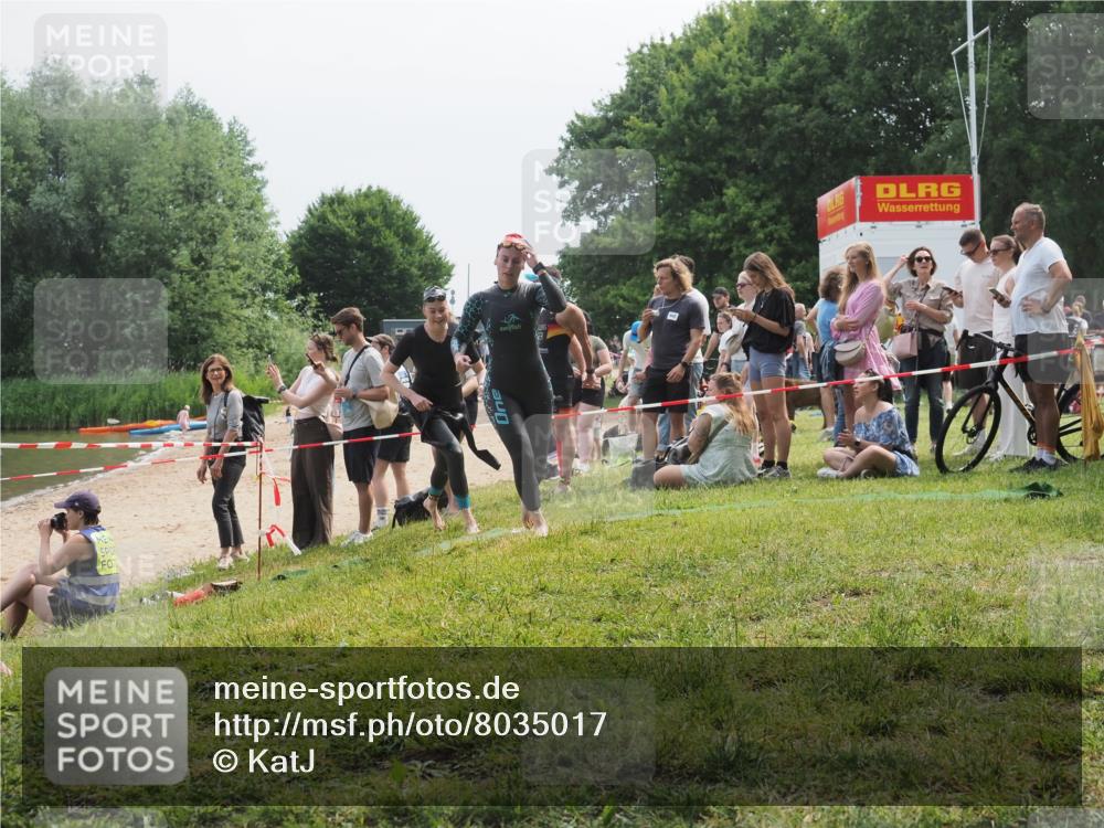 15.06.2025 - 27. Vierlanden-Triathlon KatJ http://msf.ph/oto/8035017 15.06.2025 11:19:28 Schwimmen 875, 878, 901, 923 meine-sportfotos.de