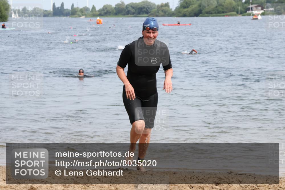 15.06.2025 - 27. Vierlanden-Triathlon Lena Gebhardt http://msf.ph/oto/8035020 15.06.2025 11:20:54 Schwimmen 892, 918, 936, 965 meine-sportfotos.de