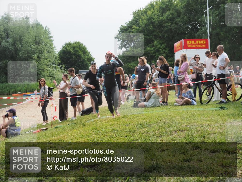 15.06.2025 - 27. Vierlanden-Triathlon KatJ http://msf.ph/oto/8035022 15.06.2025 11:19:28 Schwimmen 875, 878, 901, 923 meine-sportfotos.de