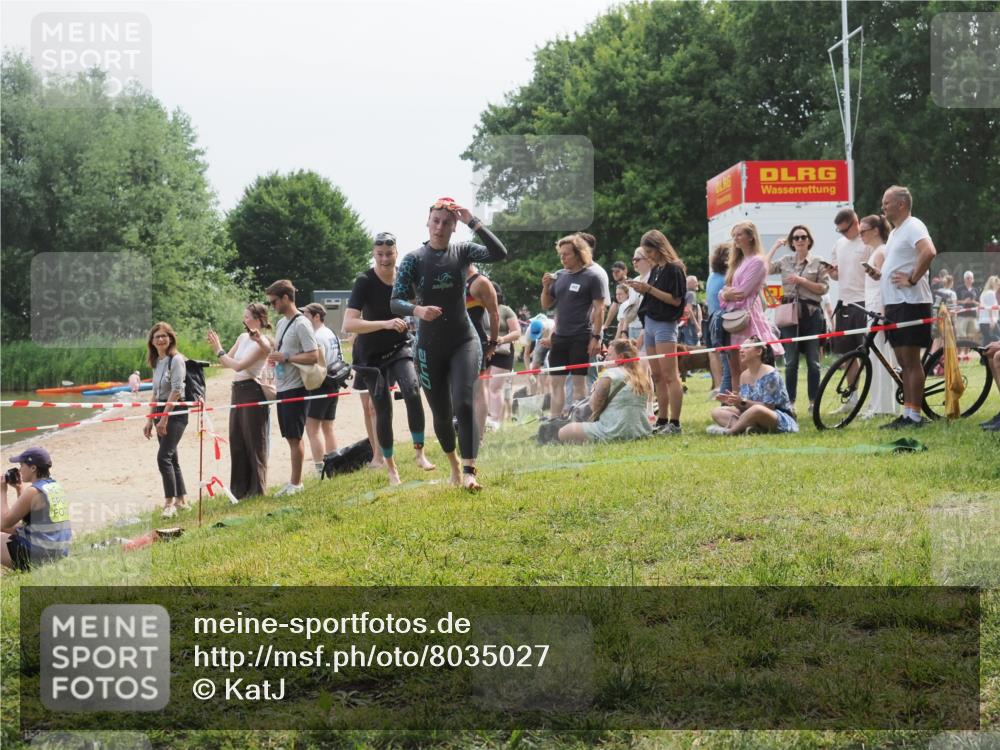 15.06.2025 - 27. Vierlanden-Triathlon KatJ http://msf.ph/oto/8035027 15.06.2025 11:19:29 Schwimmen 875, 878, 901, 923 meine-sportfotos.de