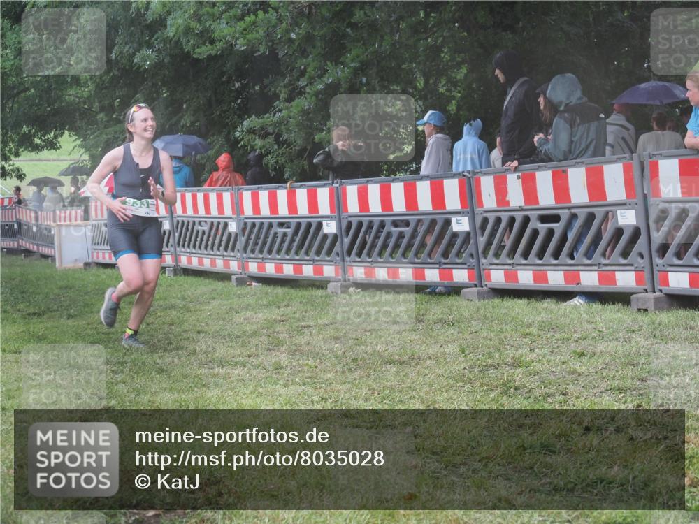 21.06.2025 - 27. Vierlanden-Triathlon KatJ http://msf.ph/oto/8035028 15.06.2025 13:50:33 Ziel 123, 933, 1101 meine-sportfotos.de