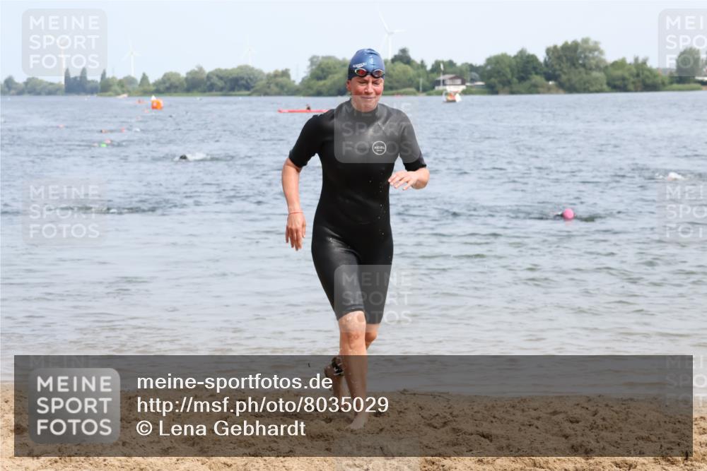 15.06.2025 - 27. Vierlanden-Triathlon Lena Gebhardt http://msf.ph/oto/8035029 15.06.2025 11:20:54 Schwimmen 892, 918, 936, 965 meine-sportfotos.de