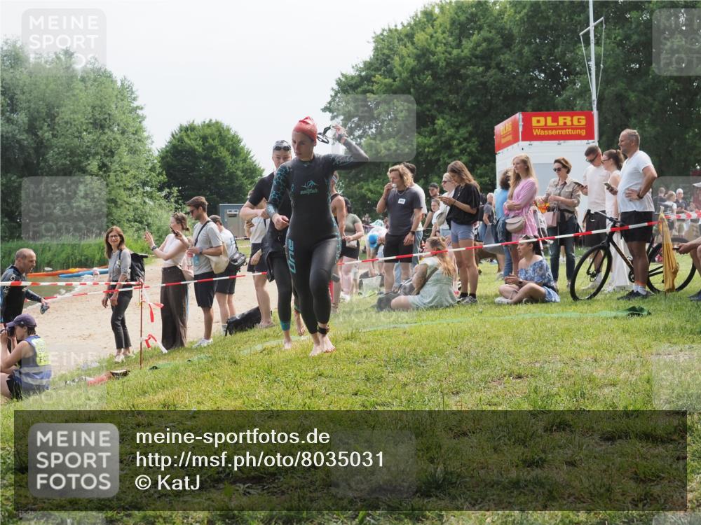 15.06.2025 - 27. Vierlanden-Triathlon KatJ http://msf.ph/oto/8035031 15.06.2025 11:19:29 Schwimmen 875, 878, 901, 923 meine-sportfotos.de