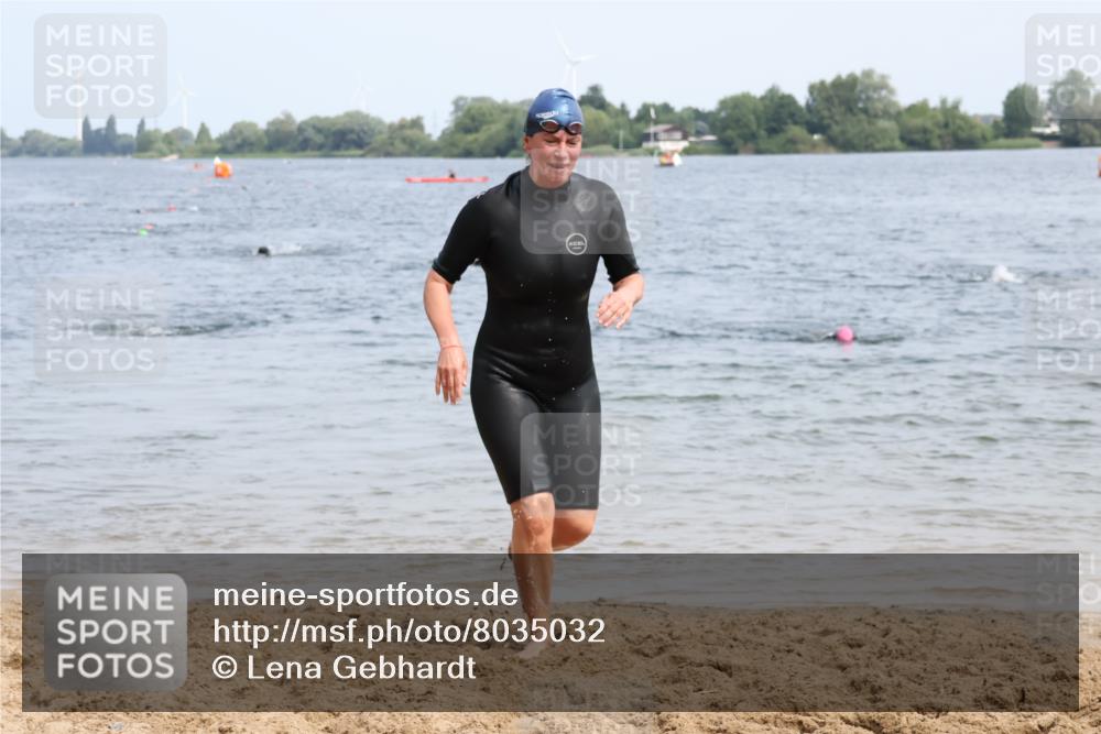 15.06.2025 - 27. Vierlanden-Triathlon Lena Gebhardt http://msf.ph/oto/8035032 15.06.2025 11:20:54 Schwimmen 892, 918, 936, 965 meine-sportfotos.de