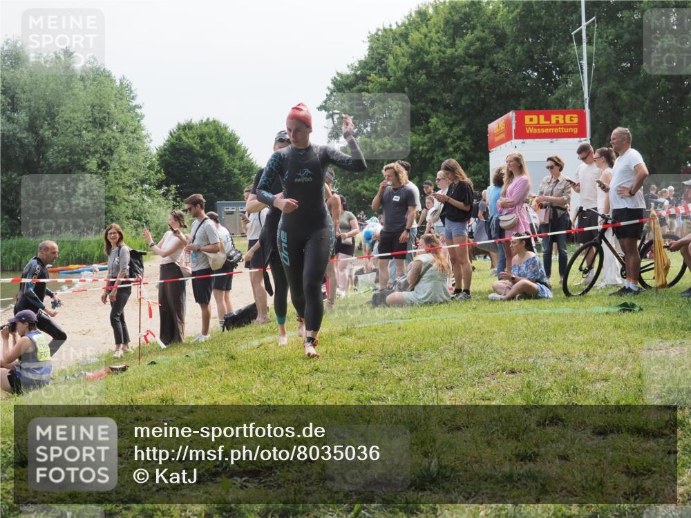 15.06.2025 - 27. Vierlanden-Triathlon KatJ http://msf.ph/oto/8035036 15.06.2025 11:19:29 Schwimmen 875, 878, 901, 923 meine-sportfotos.de