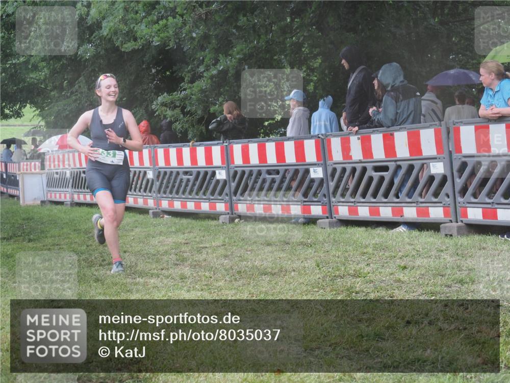 21.06.2025 - 27. Vierlanden-Triathlon KatJ http://msf.ph/oto/8035037 15.06.2025 13:50:33 Ziel 123, 933, 1101 meine-sportfotos.de