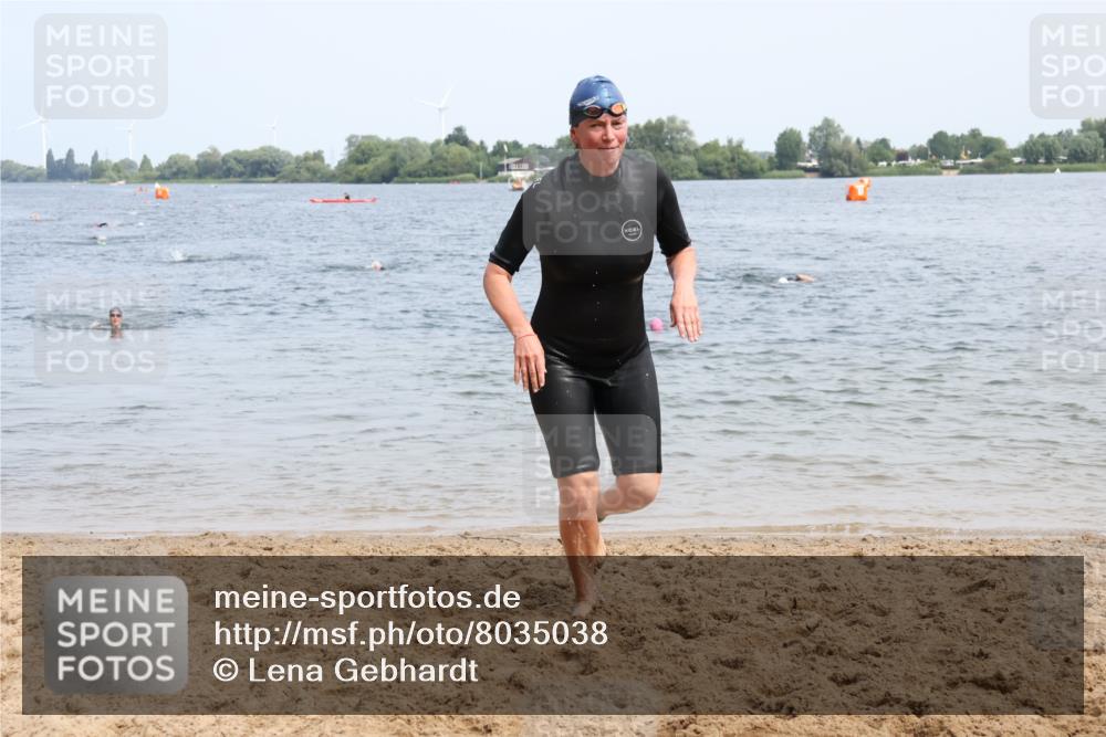 15.06.2025 - 27. Vierlanden-Triathlon Lena Gebhardt http://msf.ph/oto/8035038 15.06.2025 11:20:55 Schwimmen 892, 918, 936, 965 meine-sportfotos.de