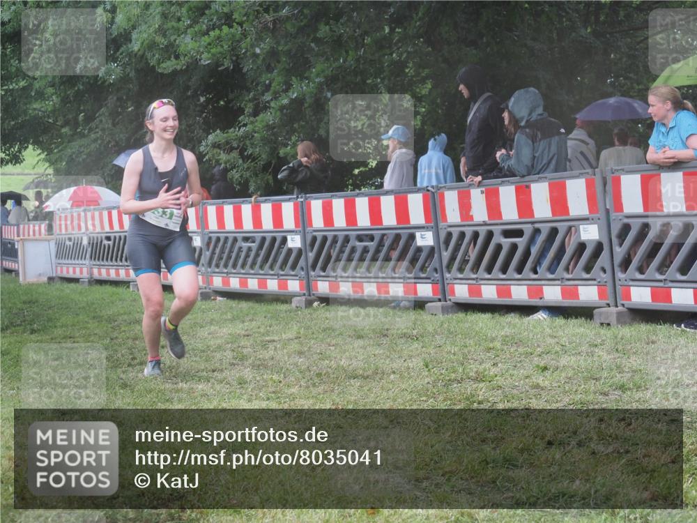 21.06.2025 - 27. Vierlanden-Triathlon KatJ http://msf.ph/oto/8035041 15.06.2025 13:50:33 Ziel 123, 933, 1101 meine-sportfotos.de