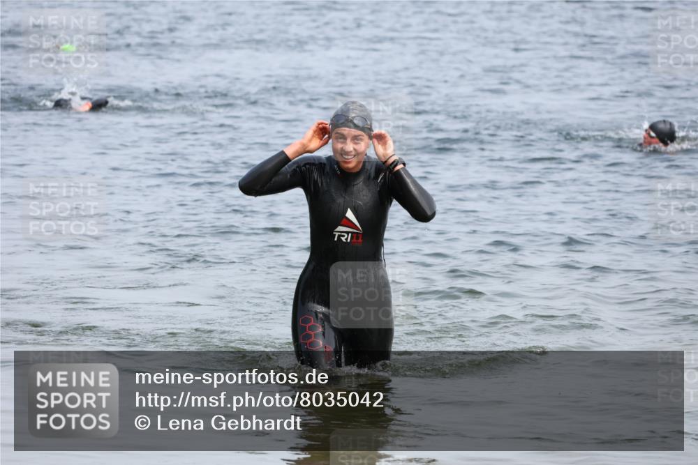15.06.2025 - 27. Vierlanden-Triathlon Lena Gebhardt http://msf.ph/oto/8035042 15.06.2025 11:21:05 Schwimmen 929, 931, 965 meine-sportfotos.de