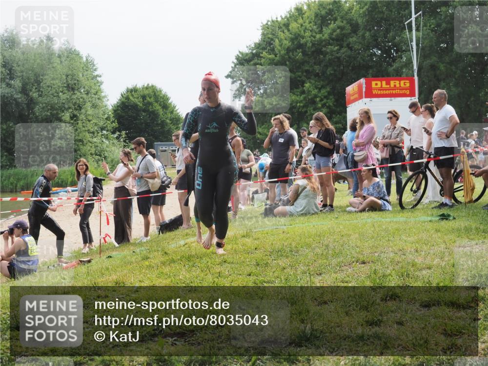 15.06.2025 - 27. Vierlanden-Triathlon KatJ http://msf.ph/oto/8035043 15.06.2025 11:19:29 Schwimmen 875, 878, 901, 923 meine-sportfotos.de