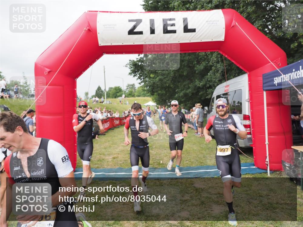 21.06.2025 - 27. Vierlanden-Triathlon MichiJ http://msf.ph/oto/8035044 15.06.2026 12:58:52 Ziel 122, 662, 995, 996, 997, 998, 1010, 1011, 1012, 1013 meine-sportfotos.de