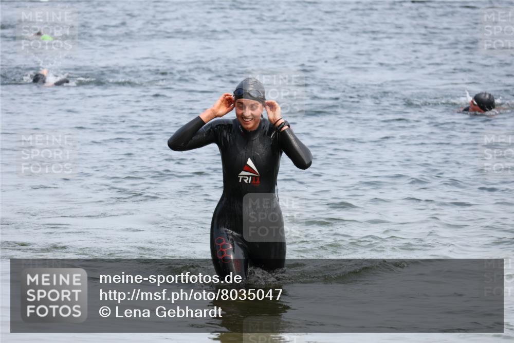 15.06.2025 - 27. Vierlanden-Triathlon Lena Gebhardt http://msf.ph/oto/8035047 15.06.2025 11:21:05 Schwimmen 929, 931, 965 meine-sportfotos.de