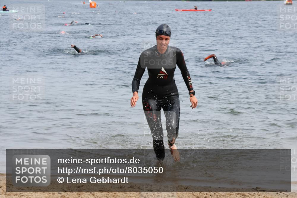 15.06.2025 - 27. Vierlanden-Triathlon Lena Gebhardt http://msf.ph/oto/8035050 15.06.2025 11:21:10 Schwimmen 929, 931 meine-sportfotos.de