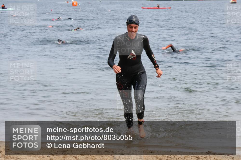 15.06.2025 - 27. Vierlanden-Triathlon Lena Gebhardt http://msf.ph/oto/8035055 15.06.2025 11:21:10 Schwimmen 929, 931 meine-sportfotos.de