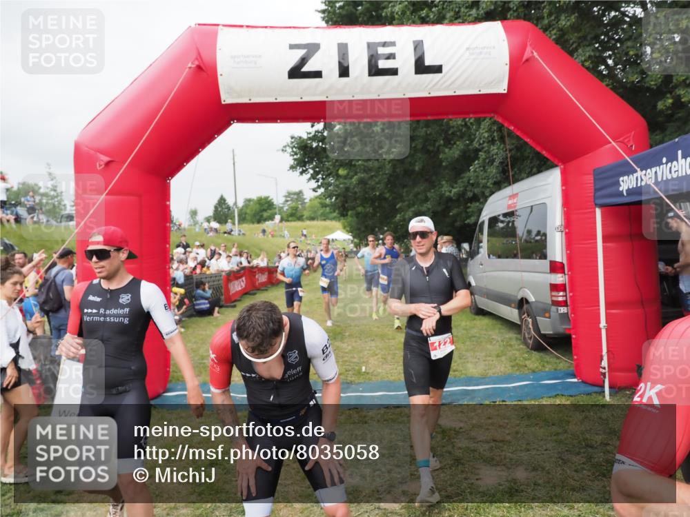 21.06.2025 - 27. Vierlanden-Triathlon MichiJ http://msf.ph/oto/8035058 15.06.2026 12:58:53 Ziel 122, 662, 995, 996, 997, 998, 1010, 1011, 1012, 1013, 1038 meine-sportfotos.de