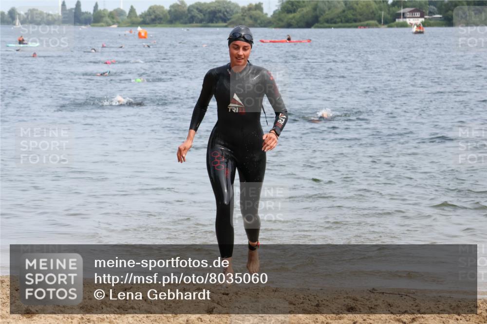 15.06.2025 - 27. Vierlanden-Triathlon Lena Gebhardt http://msf.ph/oto/8035060 15.06.2025 11:21:11 Schwimmen 929, 931 meine-sportfotos.de