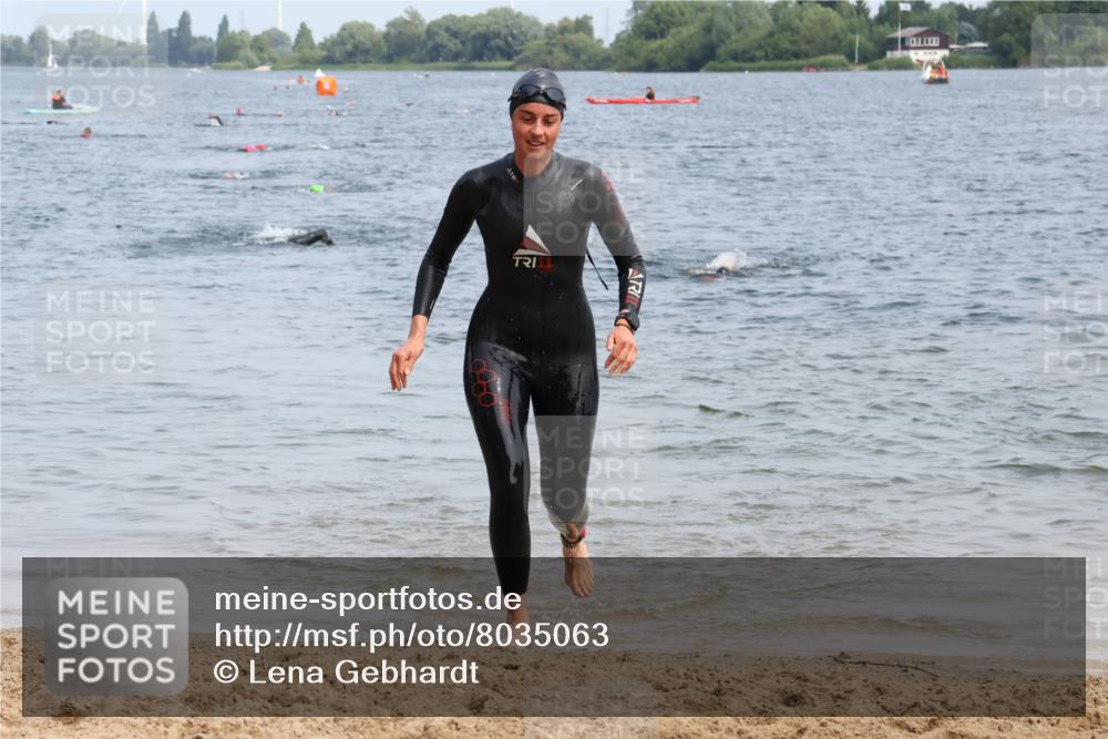 15.06.2025 - 27. Vierlanden-Triathlon Lena Gebhardt http://msf.ph/oto/8035063 15.06.2025 11:21:11 Schwimmen 929, 931 meine-sportfotos.de